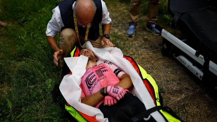 Hromadný pád přerušil průběh Alpské etapy Tour de France, což vyžadovalo obnovení závodu.