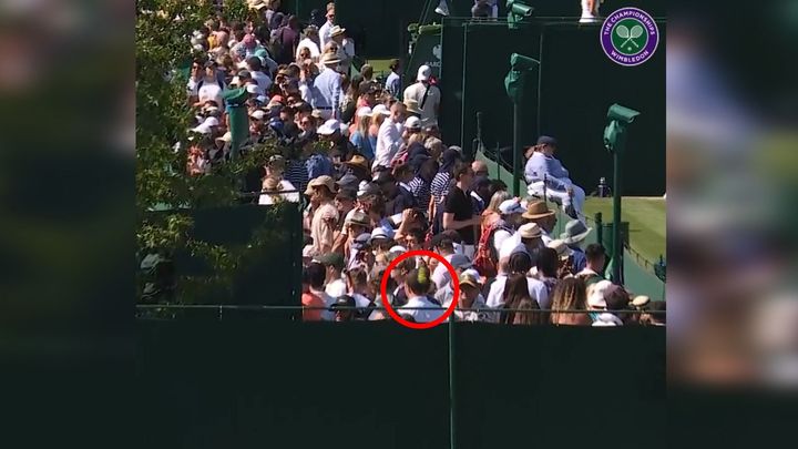 Incidenty na tenisovém turnaji Wimbledon: Běloruská hráčka zasáhla fanouška do hlavy a další míček skončil ve sklenici piva.