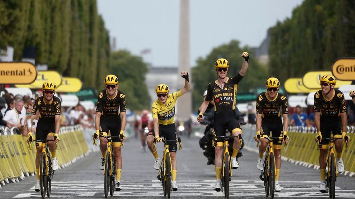 Jonas Vingegaard si udržel vítězství na Tour de France, v Paříži triumfoval Jasper Meeus ve sprintu.