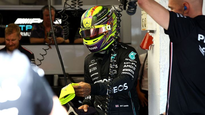 Lewis Hamilton přerušil Maxe Verstappenovu neporazitelnou sérii v kvalifikaci posledním úderem.