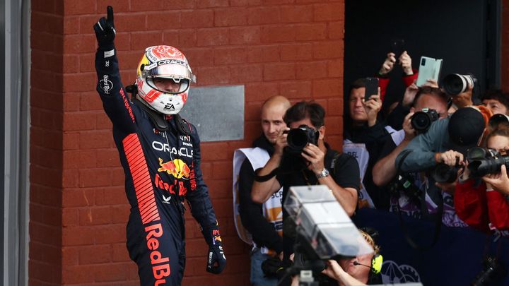 Max Verstappen pokračuje ve své vítězné sérii a vyhrává osmou Grand Prix za sebou, ani trest na startu ho nezastavil.