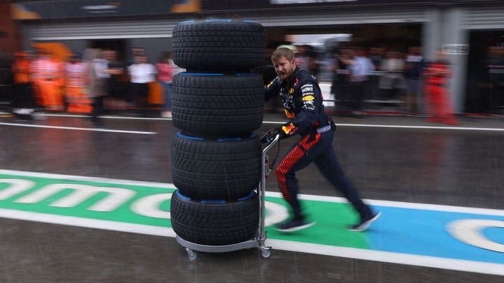 Max Verstappen vyhrál vodní belgickou ruletu, Oscar Piastri zářil druhým místem ve sprintu.