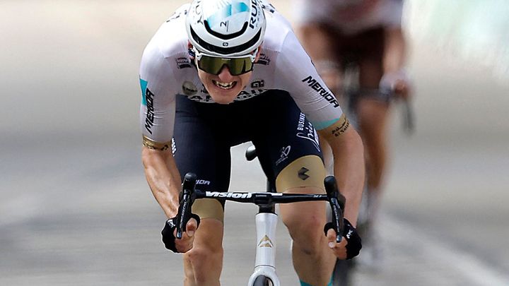 Mohorič zvítězil v etapě na Tour de France s náskokem v milimetrech, žlutý dres stále drží Vingegaard.