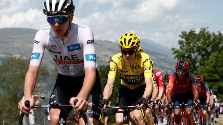 Vingegaard se přibližuje k obhajobě titulu, Pogačar v královské etapě Tour de France vypadl.
