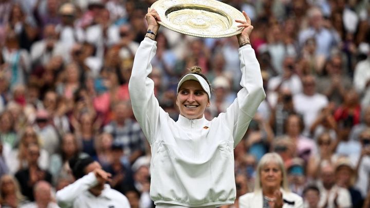 Vondroušová triumfuje nad nervózní favoritkou ve finále Wimbledonu