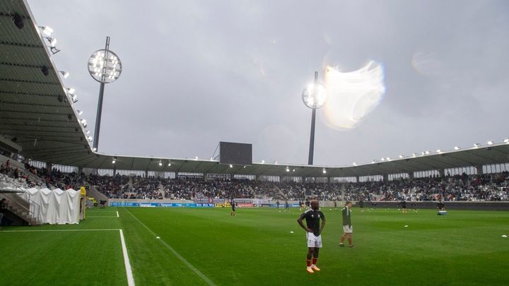 Atletická dráha zmizela, ale ikonická „lízátka“ zůstala na fotbalovém stadionu v Hradci