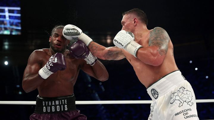 Boxer Usyk překonal výzvu a přestože byl na zemi a lapal po dechu, dosáhl vítězství. Dubois se cítil okradený.