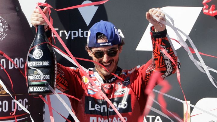 Italský jezdec Bagnaia odmítá tvrzení svého soupeře v MotoGP, že je jako Verstappen.