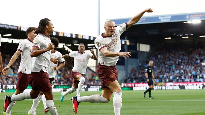 Manchester City zahájil obhajobu suverénně vítězstvím, přičemž dva góly proti Burnley vstřelil Haaland.