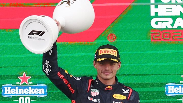 Max Verstappen vyhrál devátý závod v řadě v hustém dešti na domácí půdě.