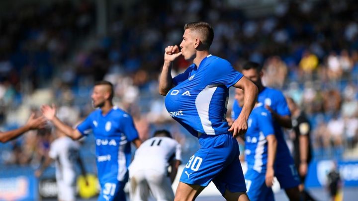 Mladá Boleslav překvapila Slovácko v deseti hráčích, Jablonec stále bez výhry