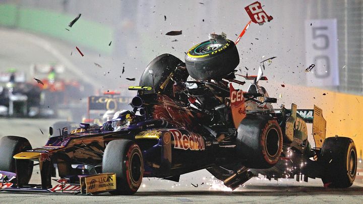 15 let slavného nočního závodu F1 v Singapuru: Crashgate, vetřelec na trati a nezapomenutelné vítězství