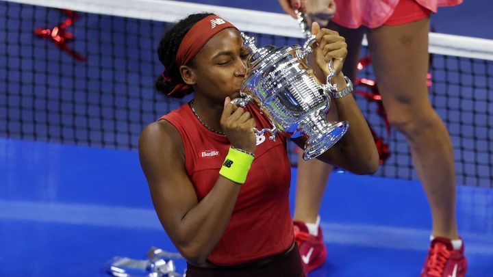 Cori Gauffová překvapivě porazila Arynu Sabalenkovou a získala titul na US Open, což vyvolalo velkou tenisovou euforii v New Yorku.