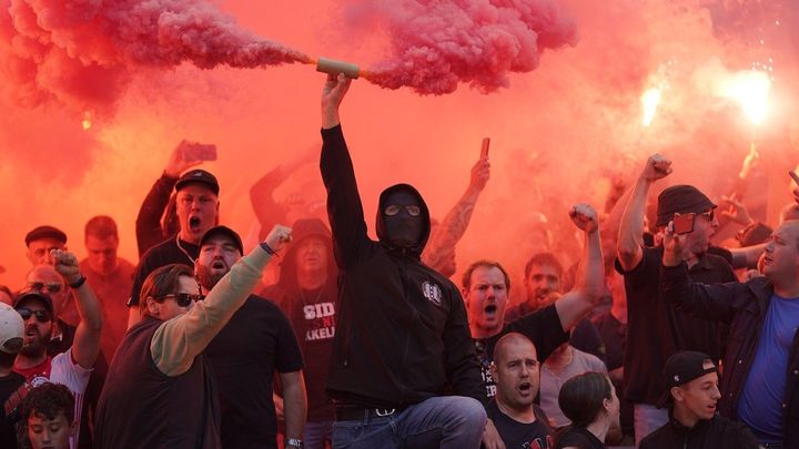 Duel Ajax-Feyenoord byl předčasně ukončen kvůli fanouškům, kteří způsobili problémy.