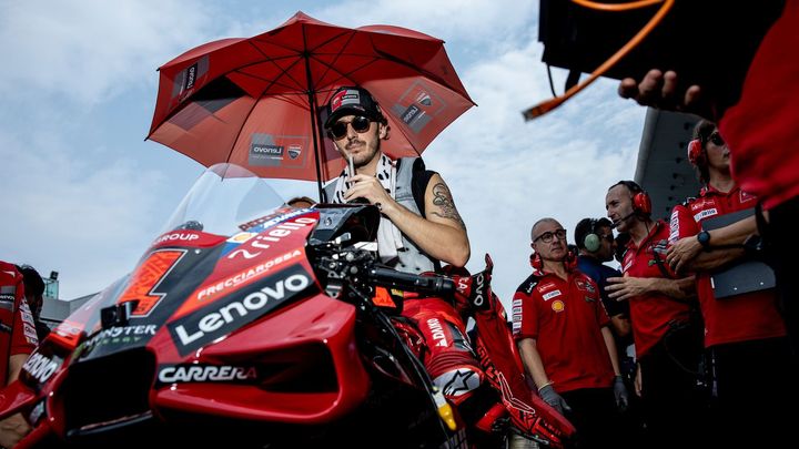 Hledání příčin na videu: Lídr MotoGP zkoumá klouzání a nedostatečné brzdění motorky do tří do rána