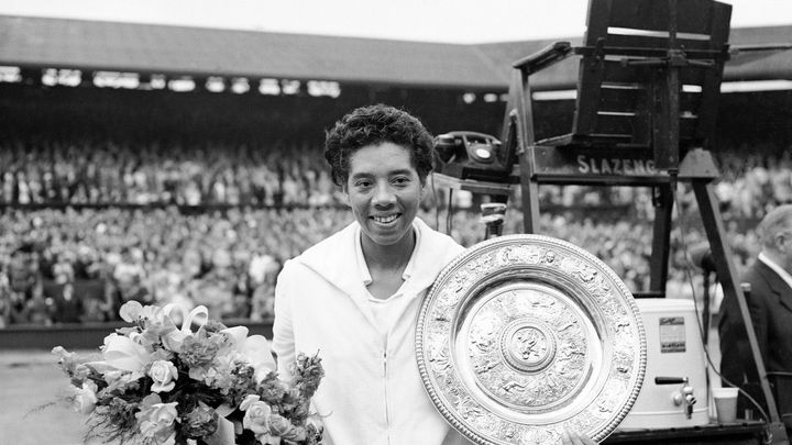 Příběh tenistky s černou pletí, která se vypracovala a ovládla Wimbledon, i přesto, že nesměla do hotelu a vyrůstala na ulici.