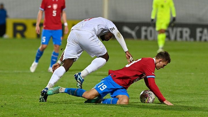 Jurásek je vyloučen a tým „Lvíčat“ ztrácí tři body, což ovlivňuje jejich šance na postup v Euro soutěži.