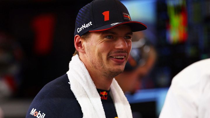 Max Verstappen získal první startovní pozici v kvalifikaci, zatímco Sergio Pérez měl smůlu a nedosáhl na dobré umístění.