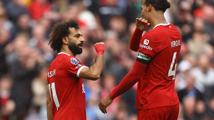 Mohamed Salah se dvakrát prosadil v závěru a Liverpool porazil Everton v derby.