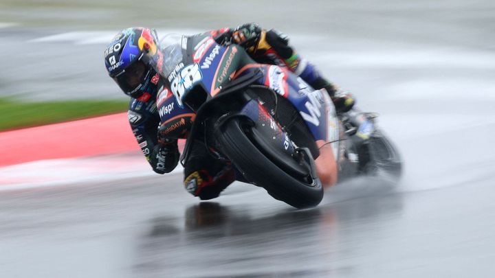 Nedostatečná viditelnost na trati v dešti, Portugalec v MotoGP opakoval japonský tah Laudy.