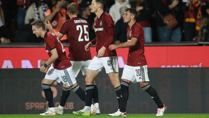 Remíza 0:0 mezi Hradcem a Spartou. Letenští brání první místo v lize na novém stadionu v Hradci.