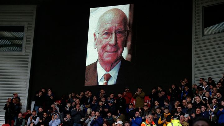 Zemřel Sir Bobby Charlton, legenda všech legend, a Anglie se ocitá v žalu.