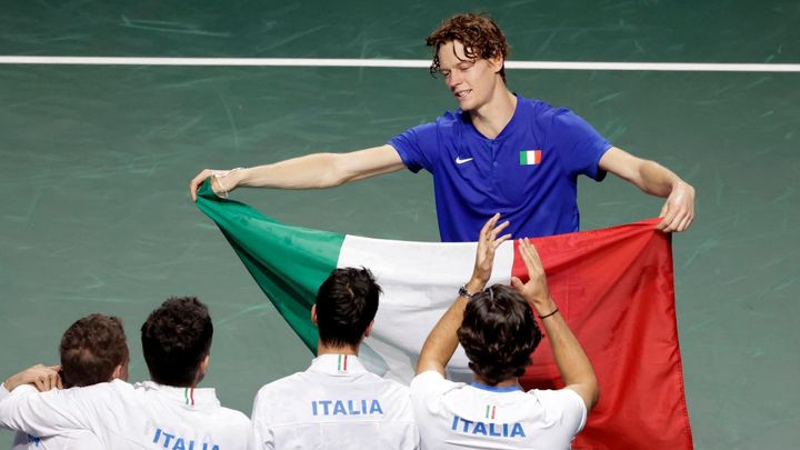 Italové získali Davis Cup po 47 letech. Sinner porazil kanára ve rozhodujícím duelu.