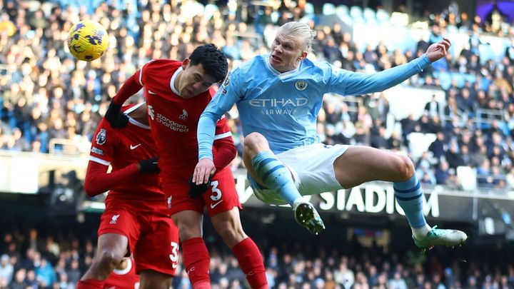 Liverpool udržel remízu ve vysoce očekávaném zápase proti City, ale Arsenal má stále šanci na první místo.