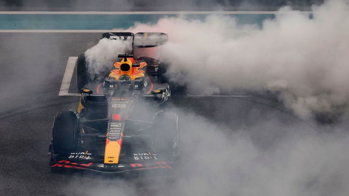 Max Verstappen zakončil sezónu Formule 1 triumfem a stále hrozí možný trest pro nizozemského jezdce.