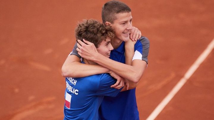 Mladí čeští tenisté triumfovali v Davis Cupu po dlouhých letech. V článku se hovoří o výjimečném výkonu talentovaného hráče Mrvy.