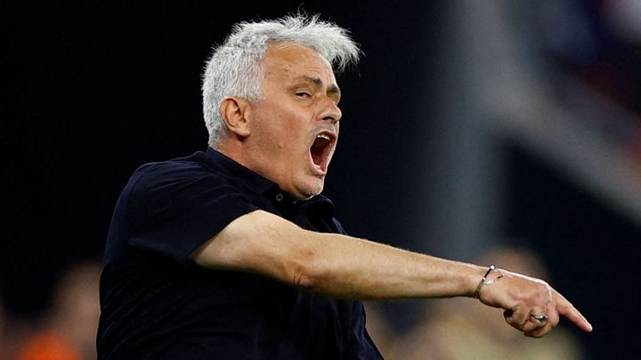 Mourinho hájil Slavii před urážkou a označil Čecha za nejlepšího brankáře v historii.