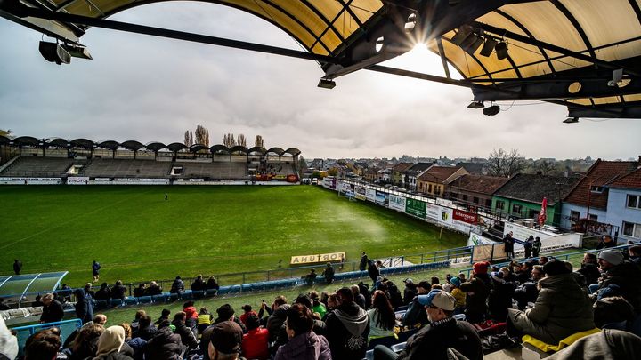 Obnovená liga v Drnovicích: Stadion mezi domky ožívá a zároveň chátrá, znovu se objevují slavná jména