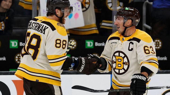 Pastrňák a Zacha otevřeli gólový účet Bostonu, ale Bruins nedokázali udržet ani dvougólový náskok.