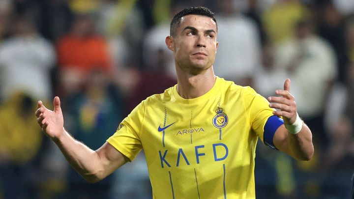 Ronaldovo upozornění rozhodčího na chybně odpískanou penaltu.