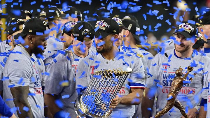 Texas ukončil nejdelší čekání na triumf v MLB a poprvé ovládl Světovou sérii.