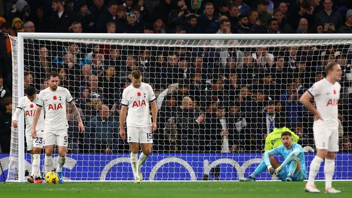 V divokém derby s Chelsea, Tottenham utrpěl porážku po dvou červených kartách a pěti odvolaných gólech.