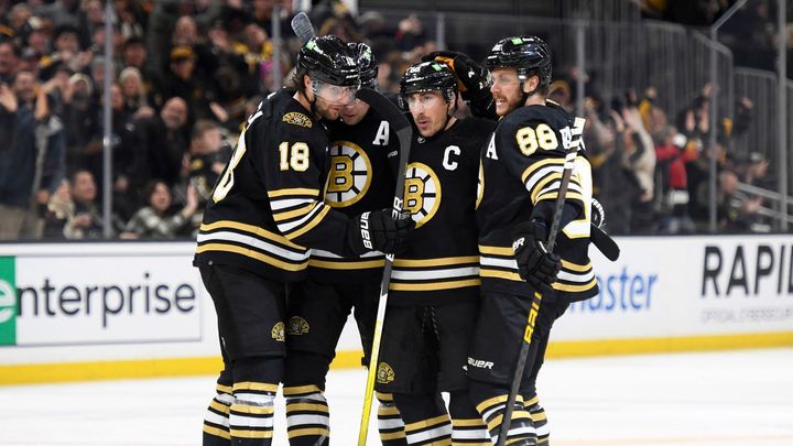 Marchand zaznamenal čistý hattrick a rozhodl zápas Bostonu. Čeští hráči v NHL přispěli asistencemi.