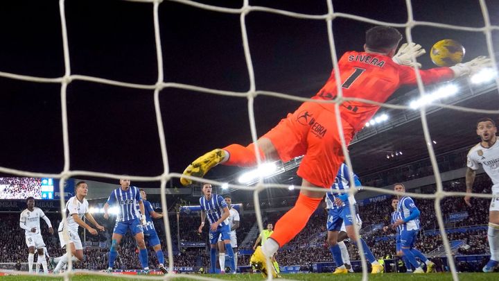 Real Madrid v oslabení porazil Alavés a převzal vedení v španělské lize před Gironou.