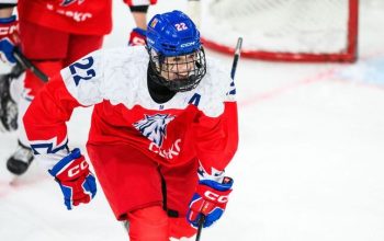 České juniorky statečně bojovaly ve finále MS proti USA a získaly stříbrné medaile.