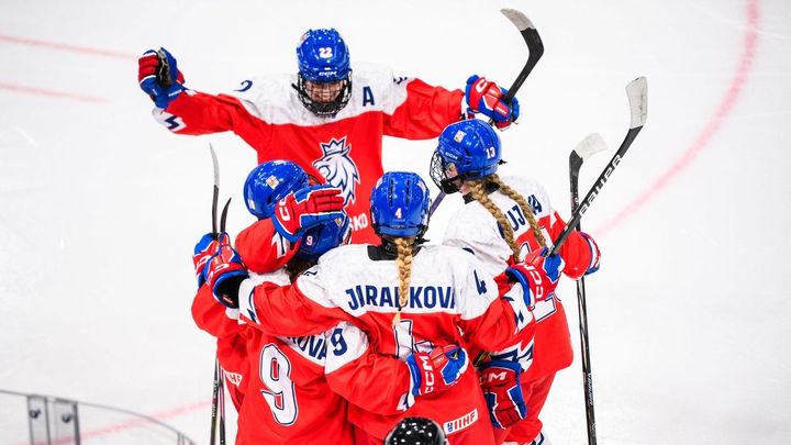 České juniorské hráčky překvapují a postupují přes Kanadu na MS, kde se utkají o zlatou medaili.