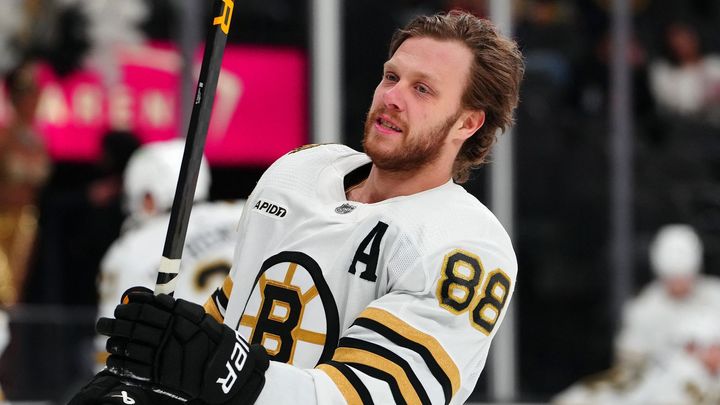 David Pastrňák přispěl k vítězství Bostonu v NHL gólem, kterým překonal rekord Jaroslava Holíka