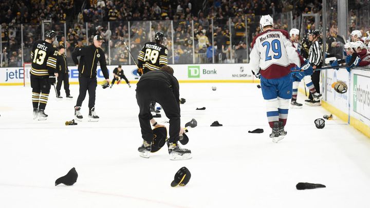 David Pastrňák vyniká v zápase svým hattrickem a stává se třetím nejlepším střelcem NHL.