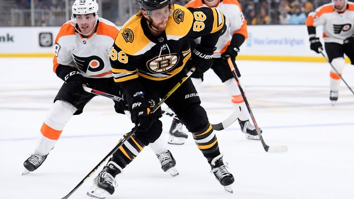 Hokejový zápas: Boston Bruins v čele s Pastrňákem proti Philadelphia Flyers ve večerním čase