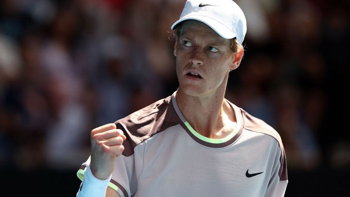 Italský tenista Sinner se chystá na svůj první grandslam, zatímco ruský Medveděv se připravuje na své třetí finále v Melbourne.