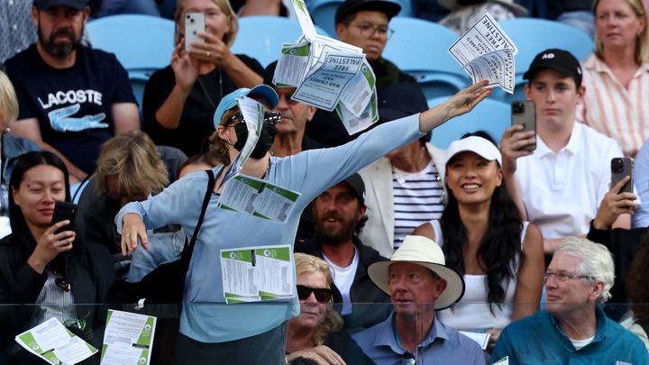 Narušení utkání Australian Open ženou v maskě – video