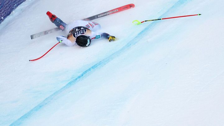 Sjezdař Kilde převezen do nemocnice po těžkém pádu spolufavorita pomocí vrtulníku.