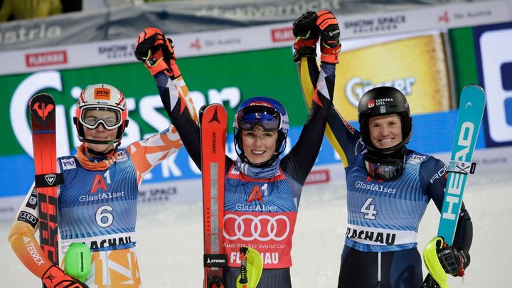 Vlhová a Shiffrinová se utkaly v napínavém večerním slalomu ve Flachau, vítězství si odnesla Američanka.