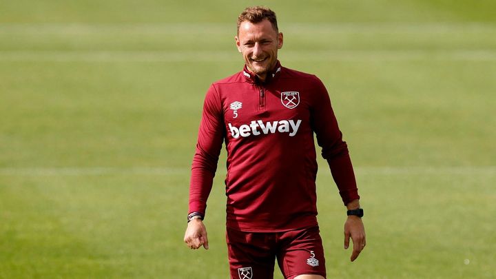 West Ham aktivuje opci na Coufala, český obránce vyjadřuje nespokojenost, informují britská média.