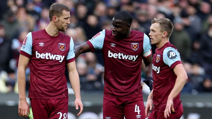 West Ham neuspěl v poháru proti soupeři z druhé ligy, De Bruyne se vrátil.