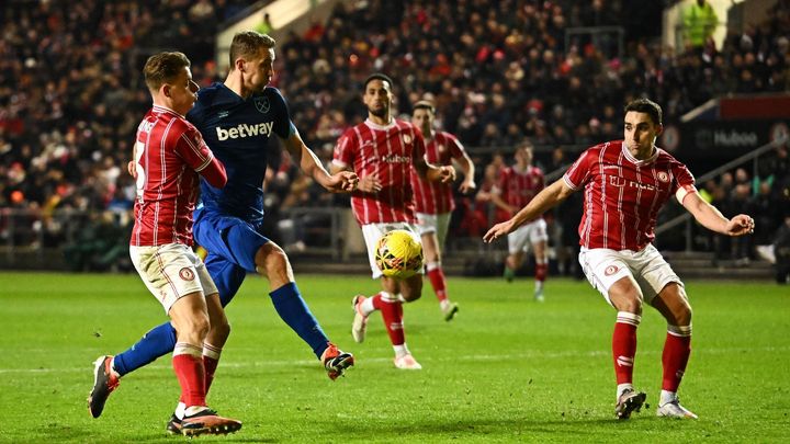 West Ham utrpěl zklamání v Anglickém poháru, když byl vyřazen druholigovým Bristolem.